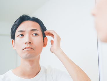 男性が悩んでいる画像